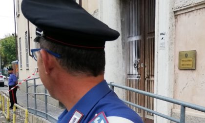 Infraquattordicenni danno fuoco al portone della Procura di Mantova, segnalati