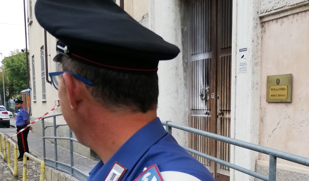 Infraquattordicenni danno fuoco al portone della Procura di Mantova, segnalati