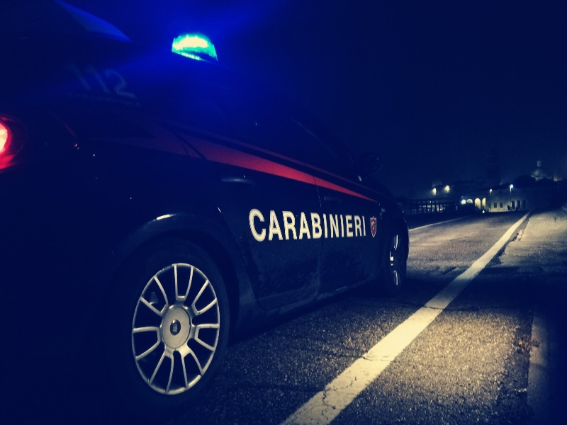 Festa in un capannone, arrivano i Carabinieri: ventenne si butta dalla finestra per fuggire
