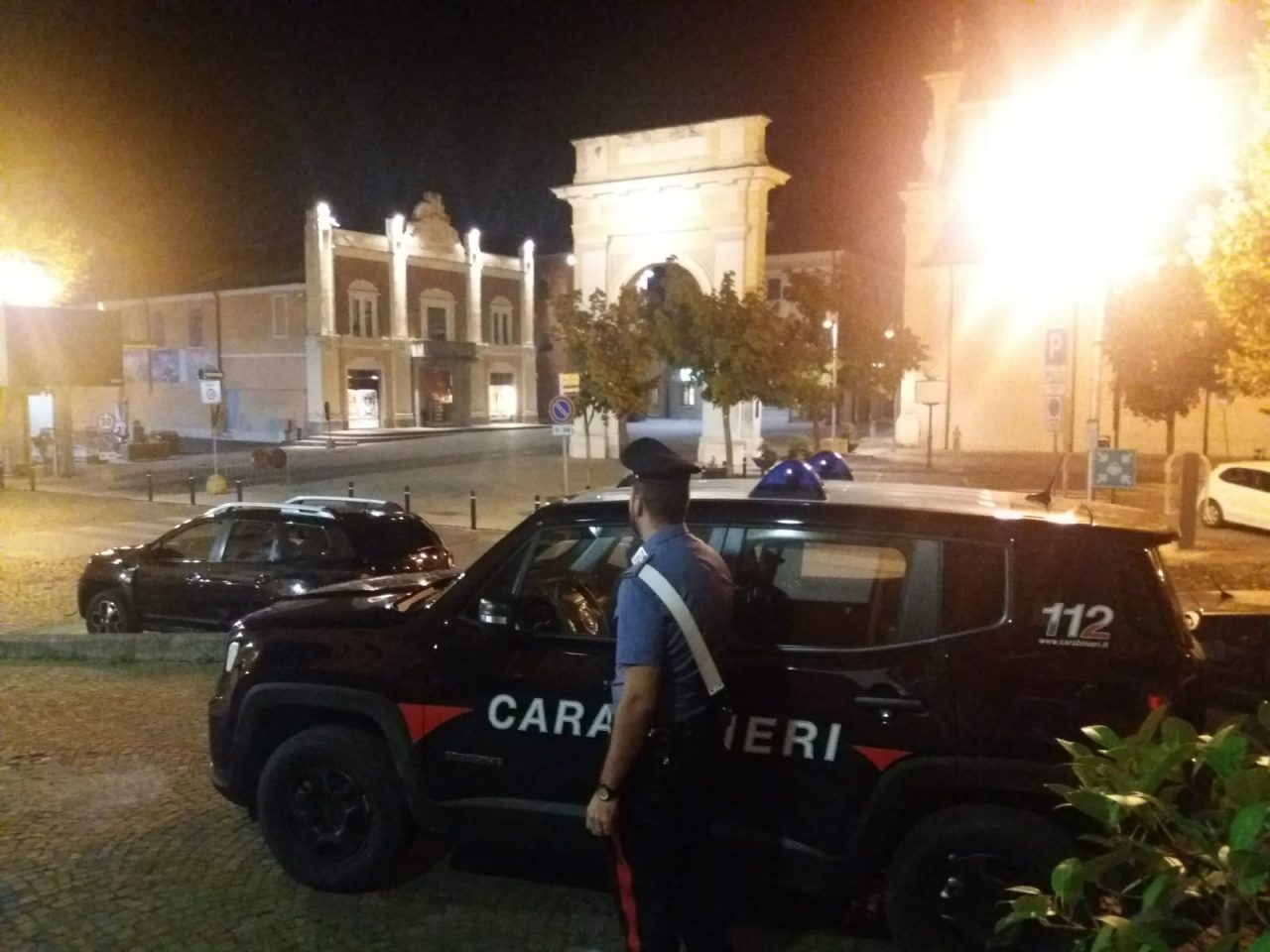 Inveisce contro i Carabinieri mentre prestano assistenza a due persone coinvolte in un incidente