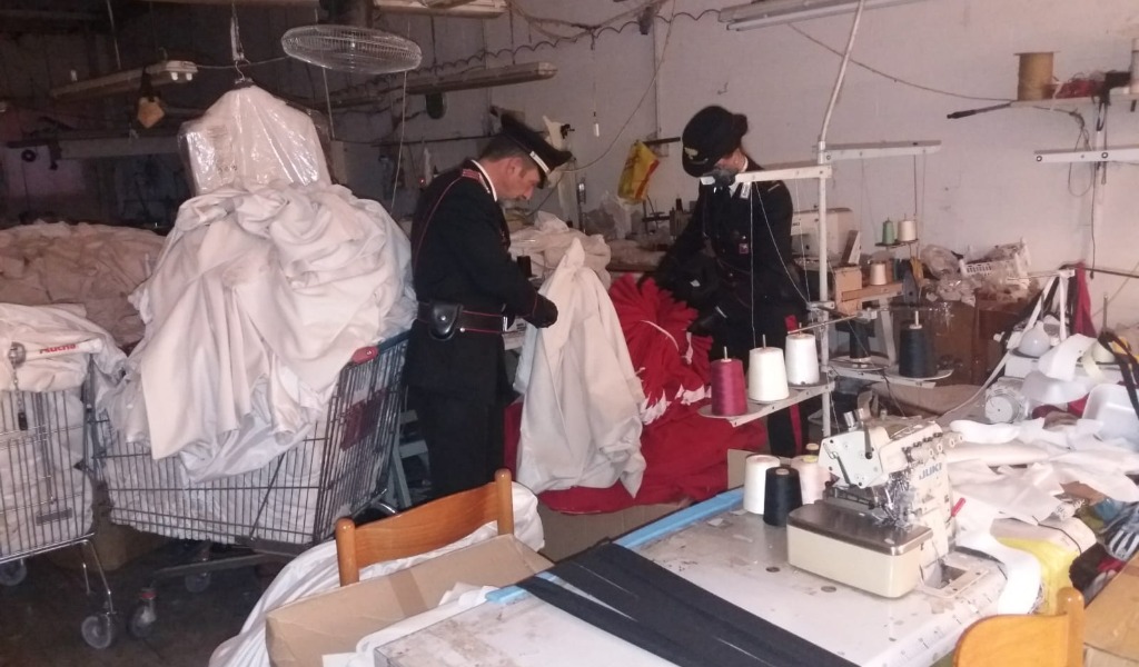 Sfruttamento e lavoro nero: 4 titolari d’azienda in manette e 2 laboratori sotto sequestro