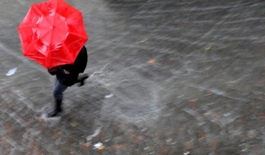 Scordiamoci il sole di ieri: oggi torna la pioggia | Previsioni meteo Mantova