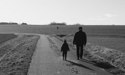 Nonno si perde nel bosco insieme al nipote di 3 anni: i Carabinieri li mettono in salvo