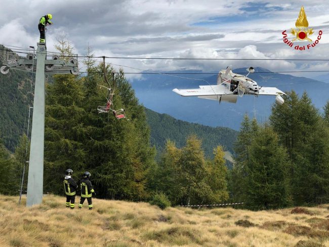 FOTO INCREDIBILE: l’ultraleggero rimane appeso alla seggiovia