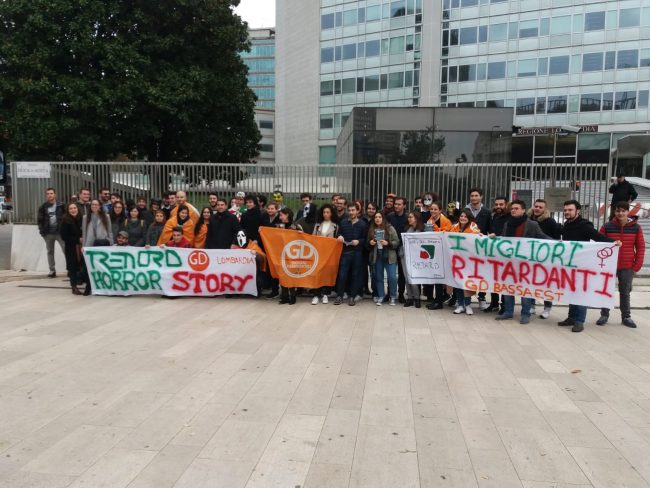 Trenord da incubo la protesta arriva sotto Palazzo Regione