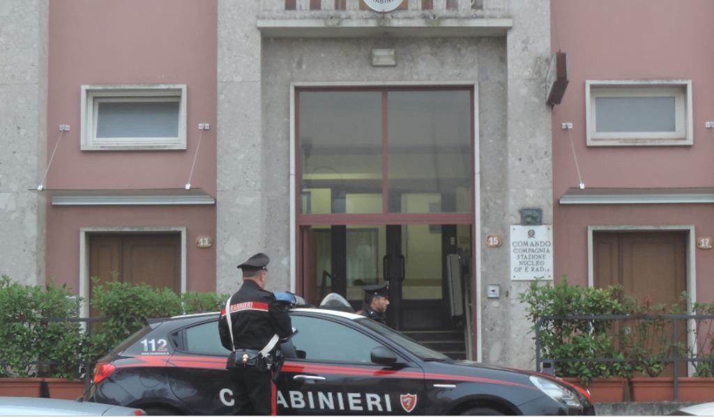 Dopo una lite aggredisce l’autista con un pugno e un bastone