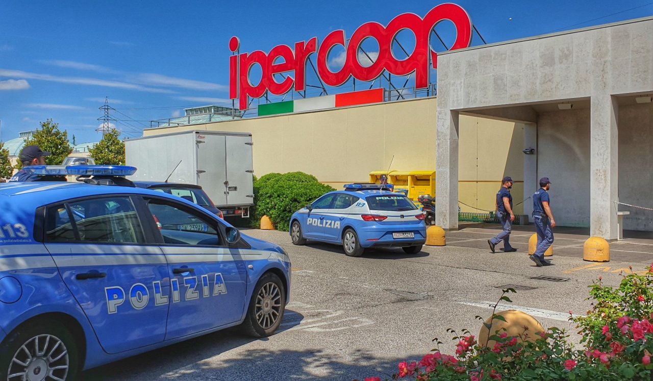 Tenta di rubare 800 euro di merce e per scappare accoltella l’agente con una penna
