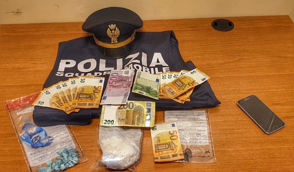 Cocaina nella sala scommesse: spacciatore arrestato e locale chiuso