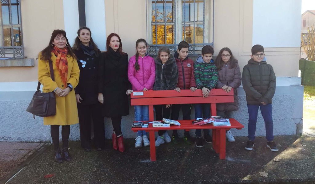 Inaugurata a Roncoferraro la panchina rossa contro la violenza sulle donne