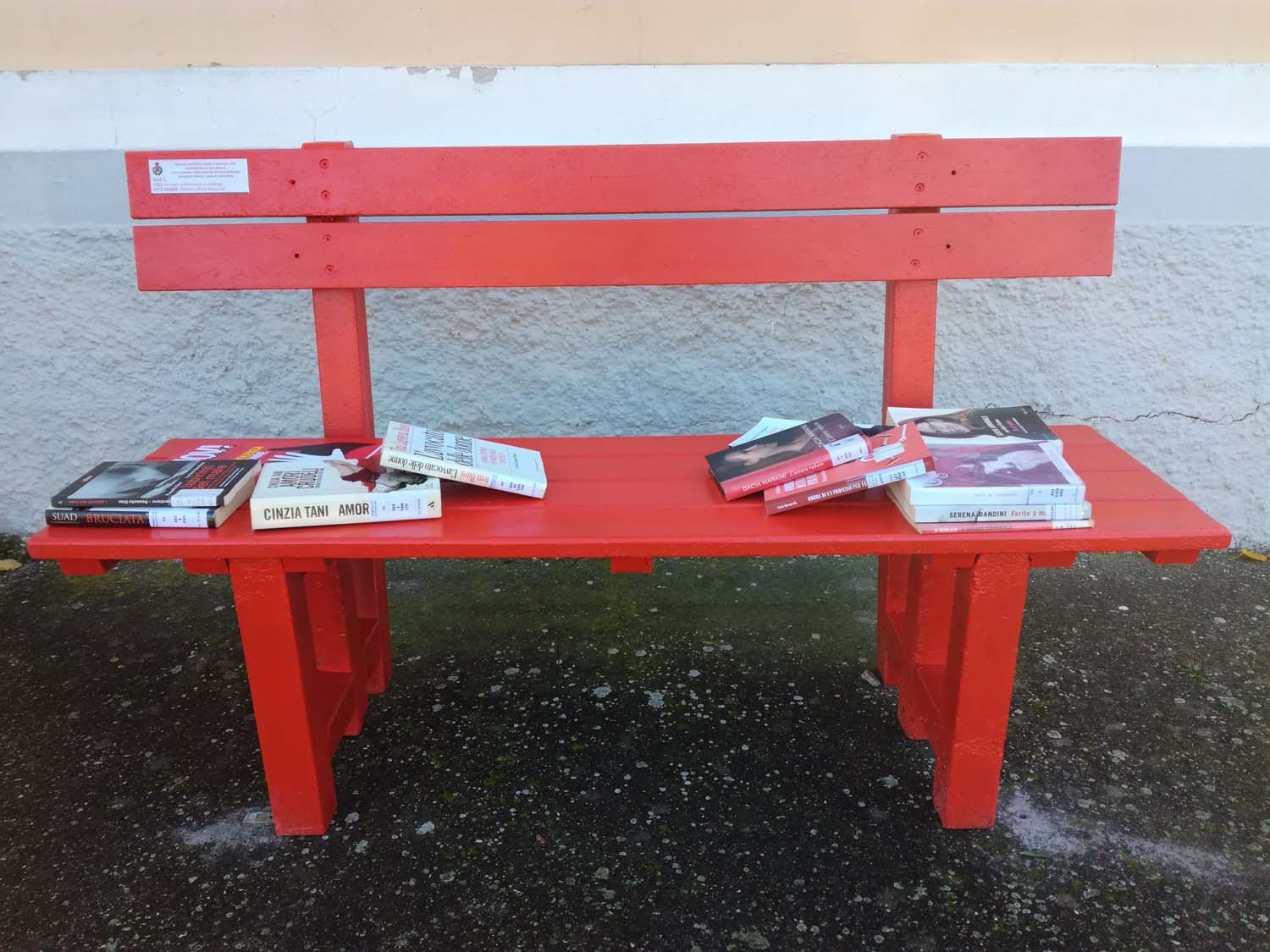 5_Panchina rossa con bibliografia e targa_light