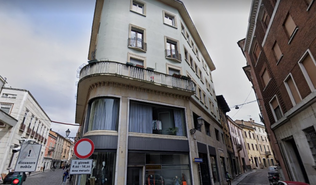 Scoppio in via Corridoni e vetri dell’appartamento frantumati: tutta colpa di una bomboletta di lacca