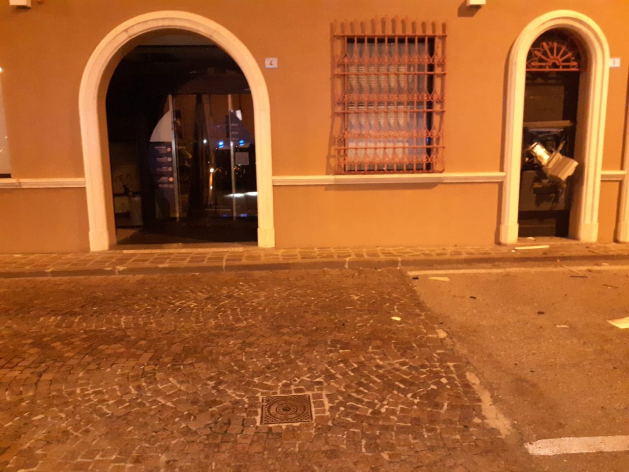 Fanno esplodere il bancomat della BPM di Goito