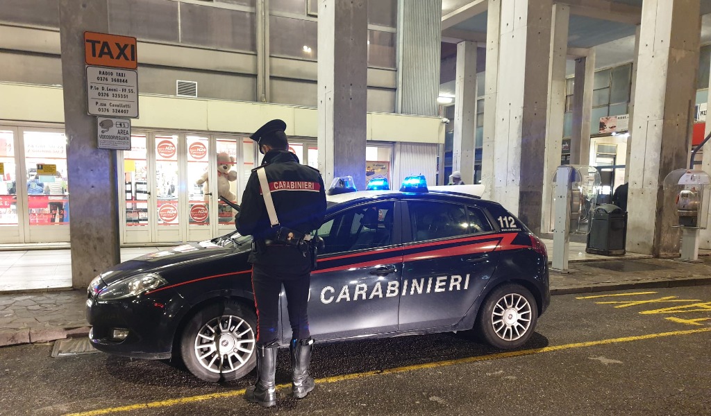 Prima tentano di rubare superalcolici poi aggrediscono la guardia giurata