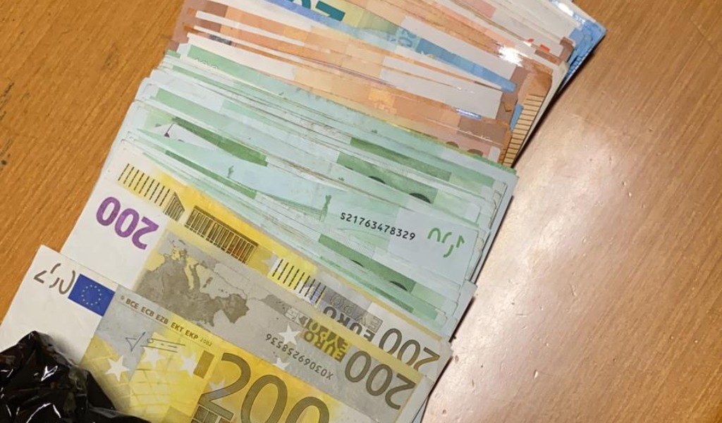 Nelle mutande 8mila euro e nello zaino la droga