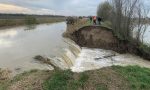 L'argine cede e l'acqua inonda i campi: tempestivo l'intervento per limitare i danni