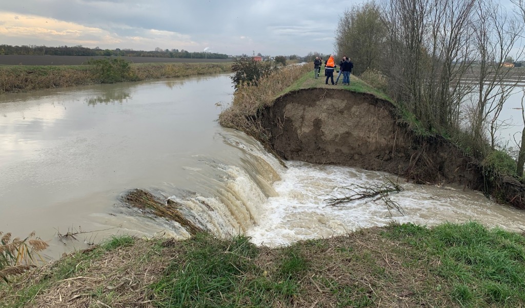 L’argine cede e l’acqua inonda i campi: tempestivo l’intervento per limitare i danni