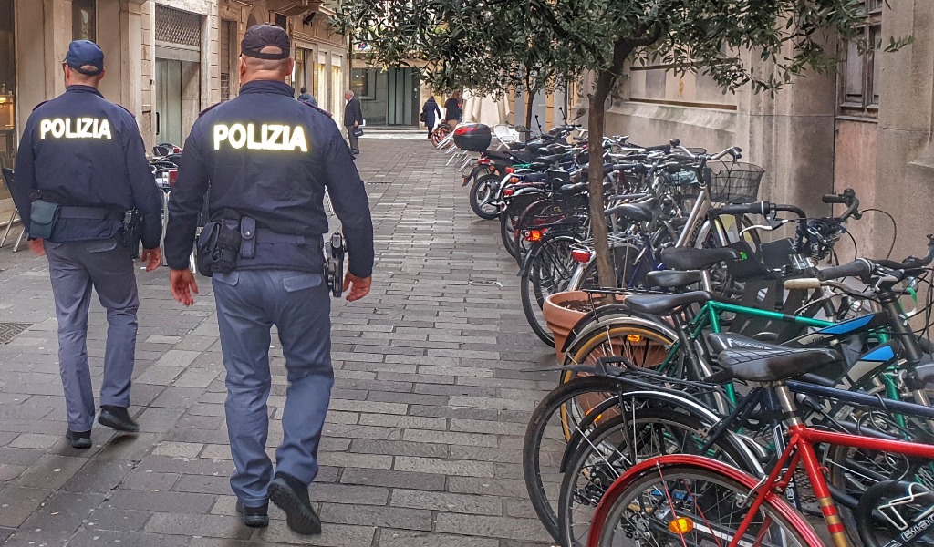 14enne tenta il furto in un negozio ma non toglie l’antitaccheggio