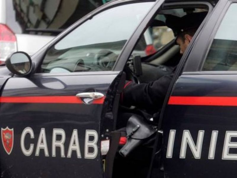 Scoperto cadavere di una donna sotto un albero