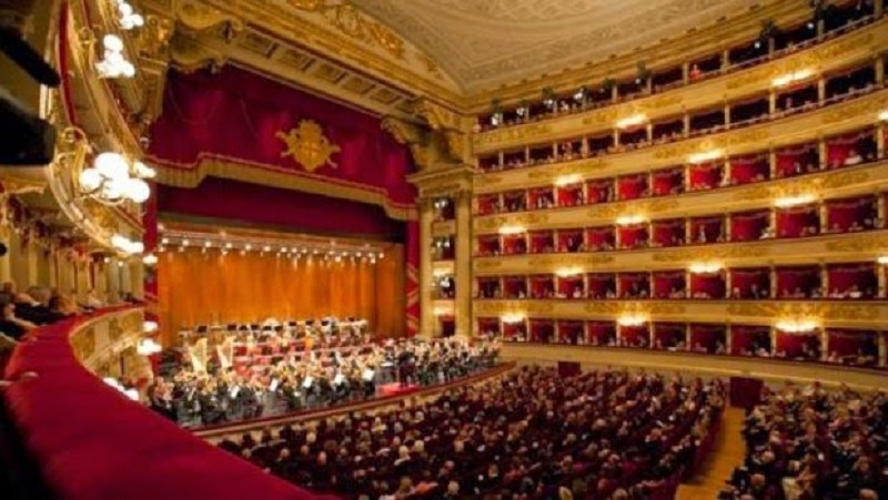 Giovani in fila tutta la notte per un biglietto per la Tosca alla Scala