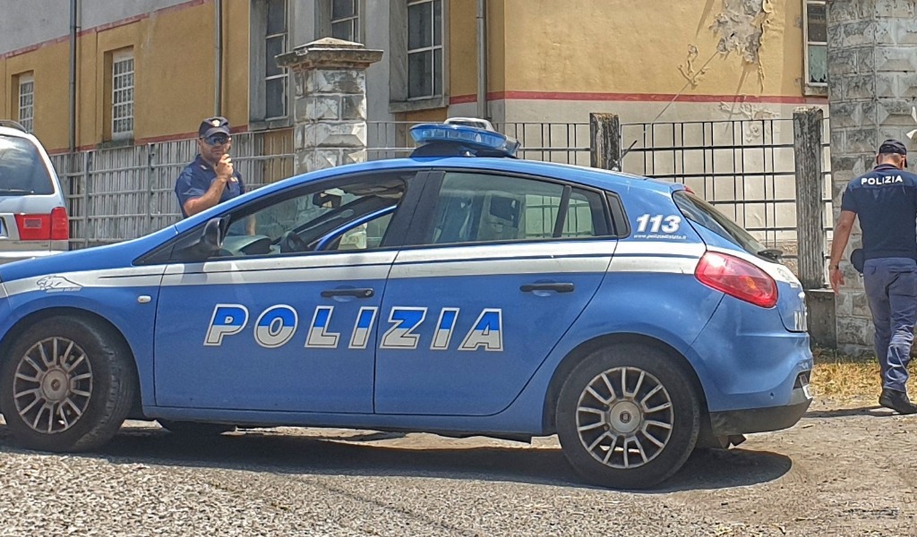 Ladra di abbigliamento fermata da un agente fuori servizio