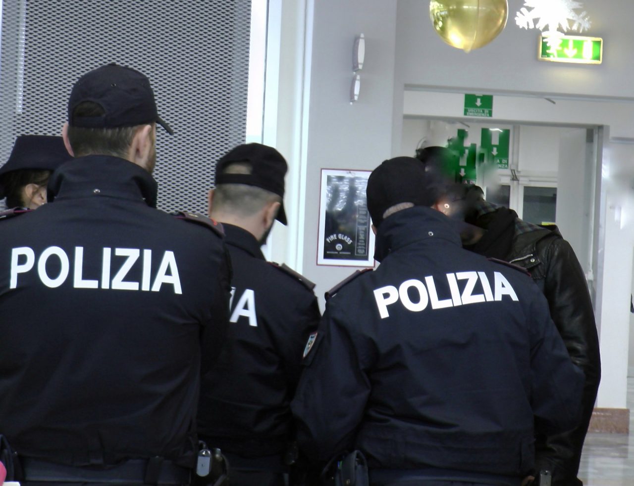 Calci e pugni all’addetto alla vigilanza del Carrefour: rapinatore denunciato