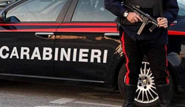 Gli chiede una sigaretta e gli ruba il portafoglio: nei guai un minorenne