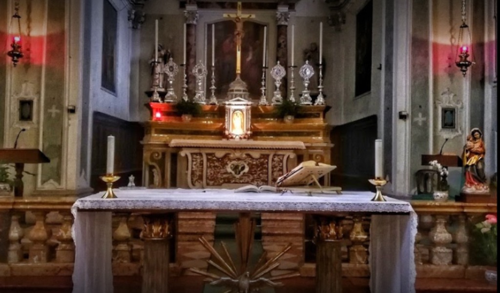 Affisso un cartello con bestemmia ai cancelli della chiesa