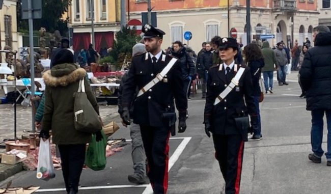 Coppia sospetta fermata e trovata in possesso di droga e capi d'abbigliamento rubati