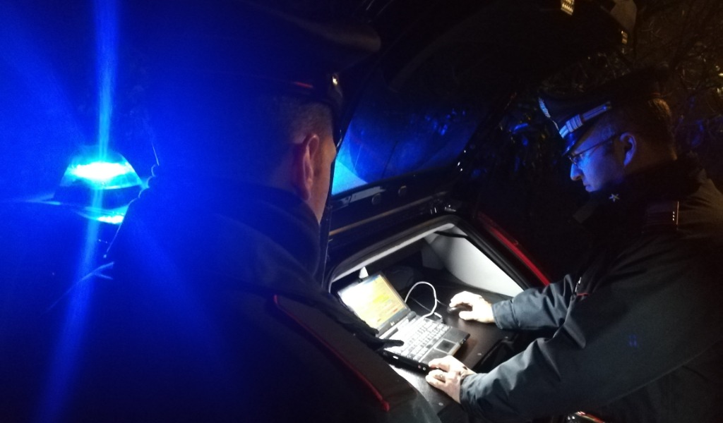 50enne scoperto in auto con due coltelli