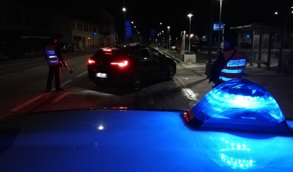 37enne alla guida di una Bmw sportiva completamente ubriaco