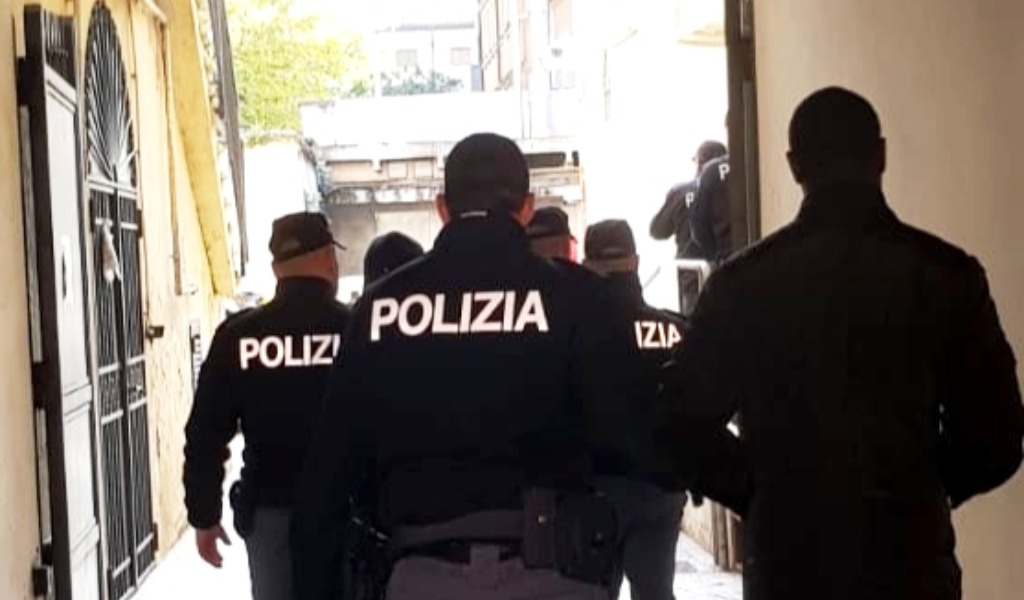 Genera il caos in via Principe Amedeo e viene espulso poche ore dopo