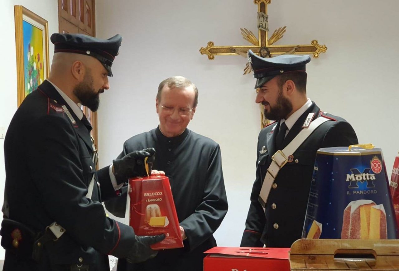 Con l'”Operazione Panettone” i Carabinieri donano dolci natalizi ai più bisognosi