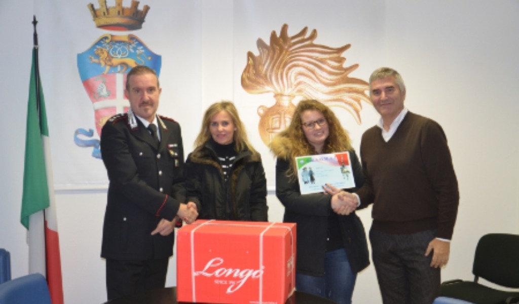 Consegnato il pacco di Natale a Samuela, orfana del padre Carabiniere