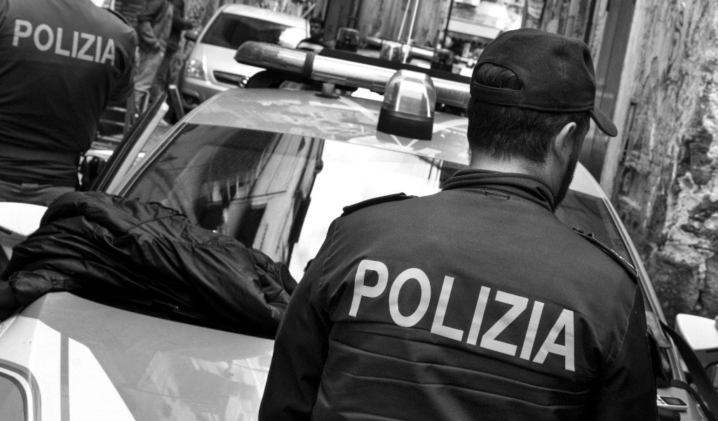 Mette in fuga i malviventi durante un tentato furto ma riesce a fotografarli: denunciati