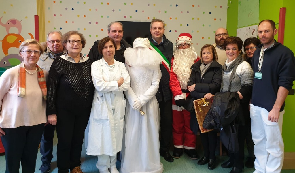 Mantova Calcio e Pro Loco Borgo Mantovano pensano ai bambini della pediatria portando doni