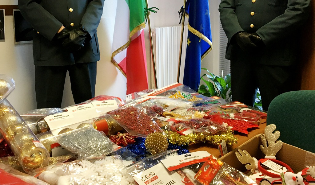 11mila addobbi natalizi fuori norma sequestrati dalle fiamme gialle mantovane