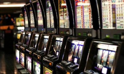 Paura in una sala slot di Castiglione: 24enne minaccia i clienti con pesanti posacenere in vetro