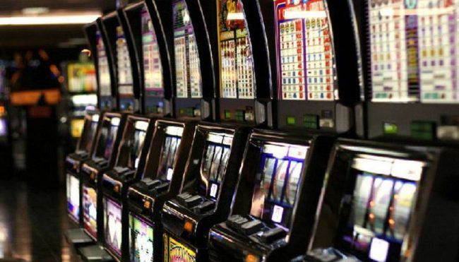 Paura in una sala slot di Castiglione: 24enne minaccia i clienti con pesanti posacenere in vetro