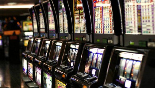 Paura in una sala slot di Castiglione: 24enne minaccia i clienti con pesanti posacenere in vetro