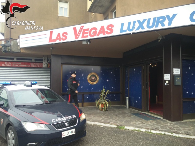 Faceva giocare un minore alle slot: dopo la multa arriva la sospensione dell’attività