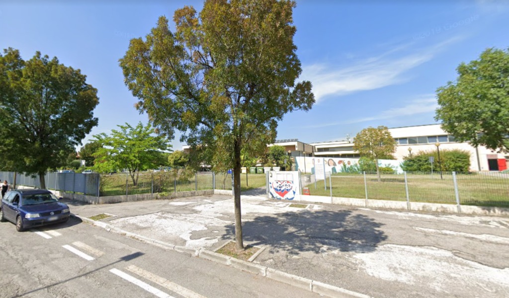 14enne attraversa senza guardare e viene investita davanti a scuola