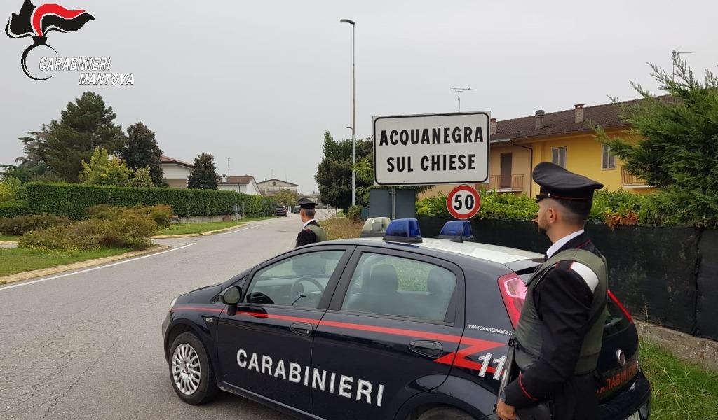 Lancia un fuoco d’artificio e scatena un incendio nel parco
