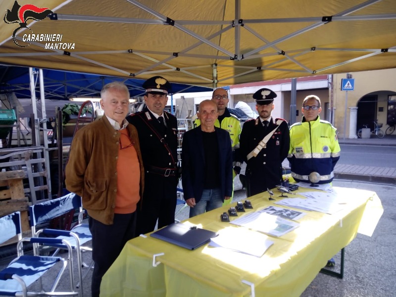 Carabinieri tra la gente al mercato settimanale di Castellucchio