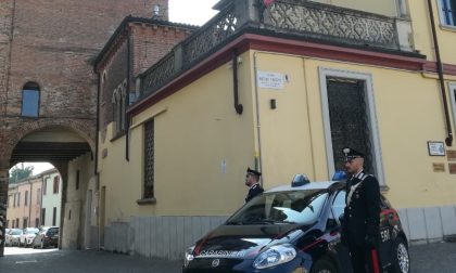 Ferito con un taglio alla gola: indagano i carabinieri