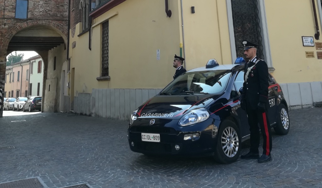 Si fanno fare un bonifico per la vendita di una marmitta e poi spariscono