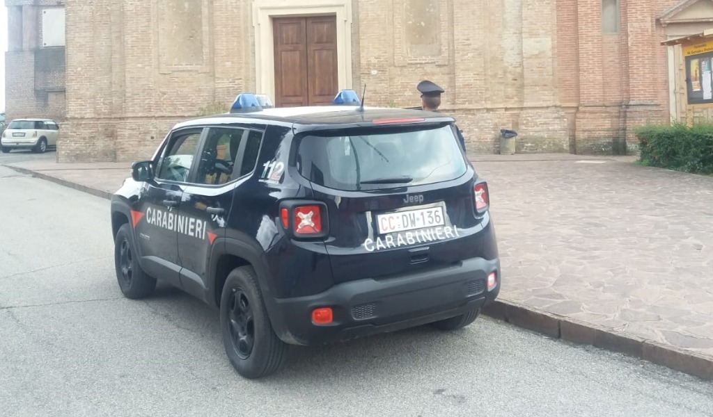 Ruba la borsa a una 63enne e va a prelevare, ma le telecamere lo incastrano