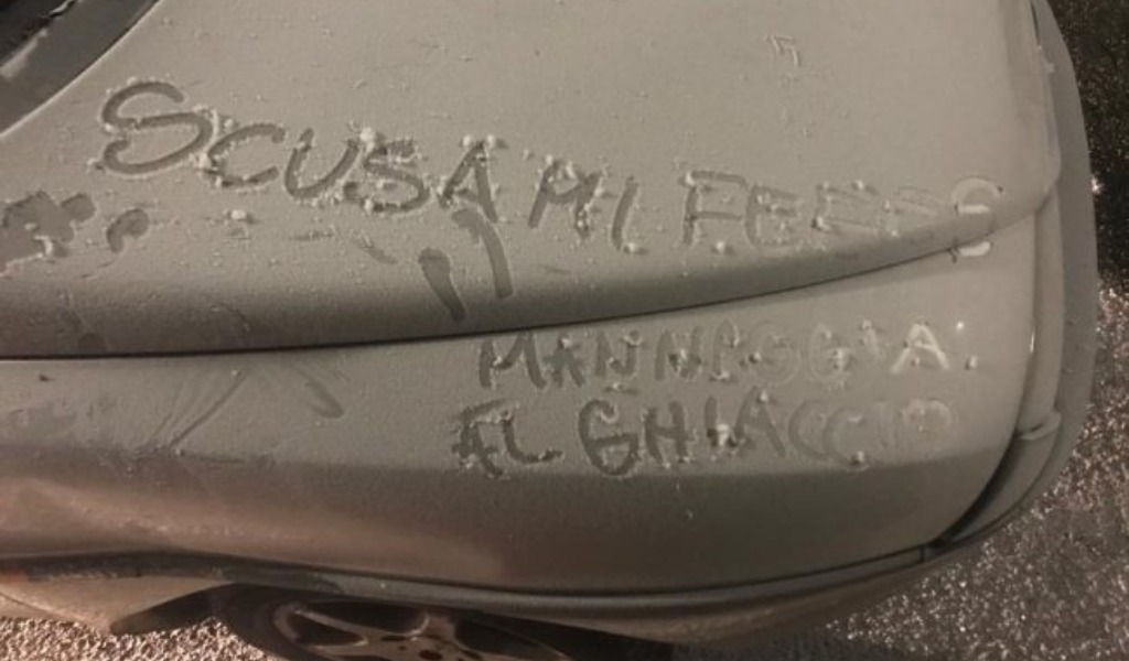 Distrugge un’auto, le scuse compaiono… sul cofano