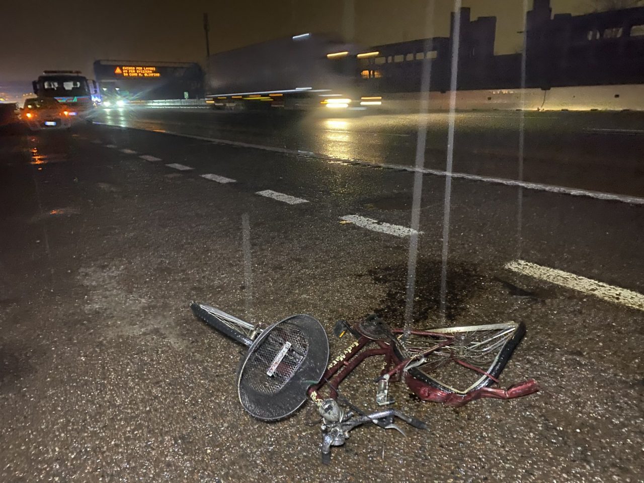 In bici in autostrada: travolto e ucciso VIDEO