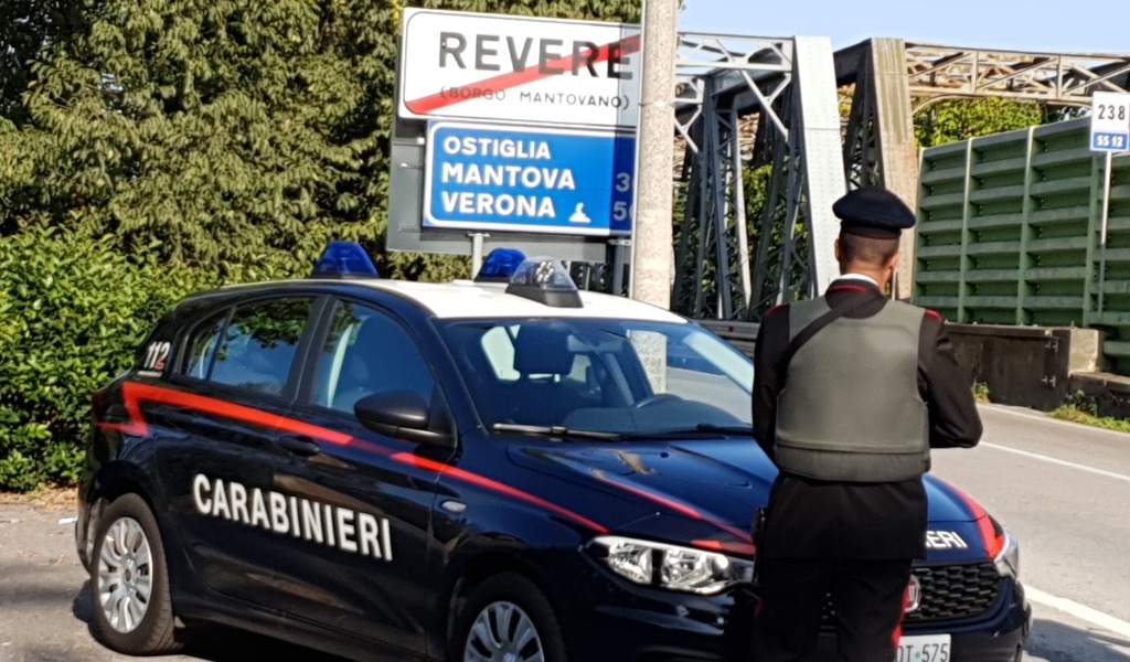 Tentano il furto di tabacchi per rivenderli ma vengono ripresi
