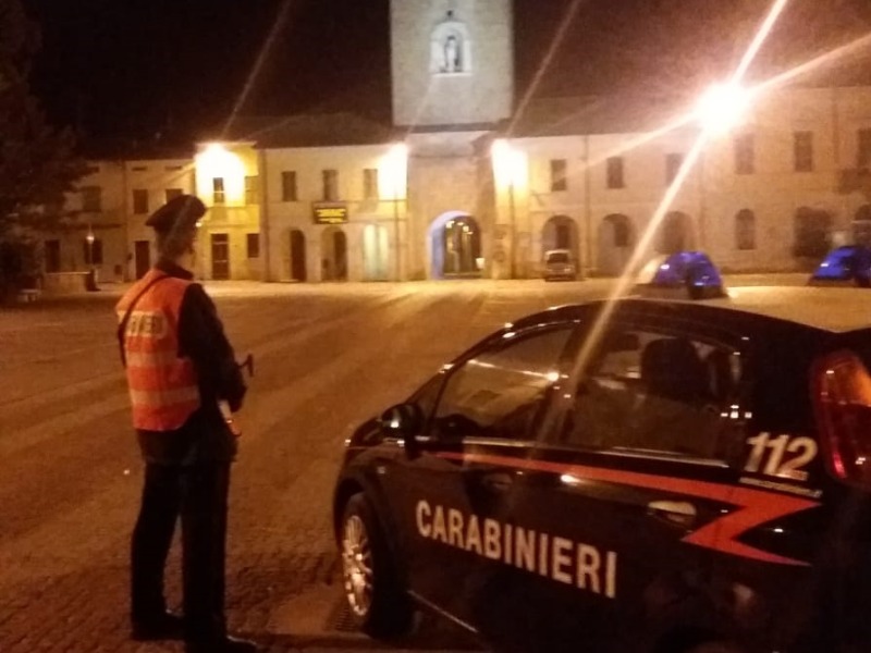 Controllato in un locale, i Carabinieri gli trovano un grinder e lo segnalano